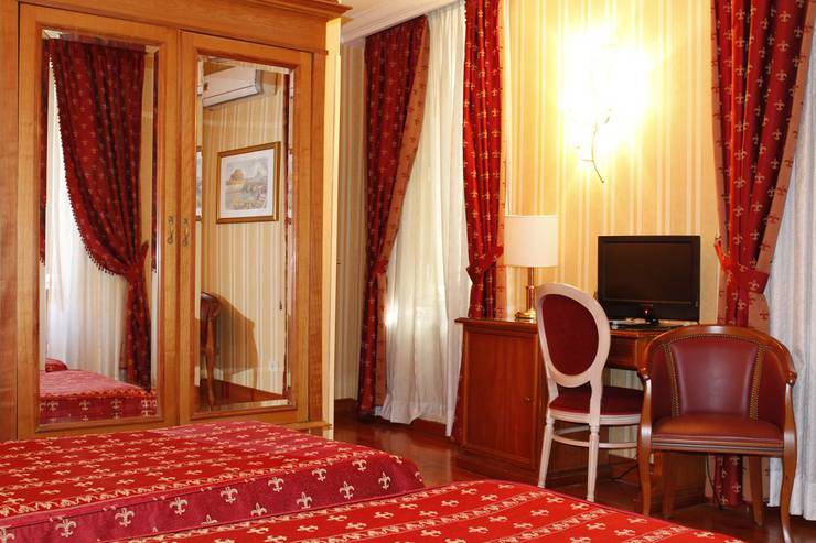 Standard quadruple room sistina hotel rome Standard quadruple room sistina hotel rome